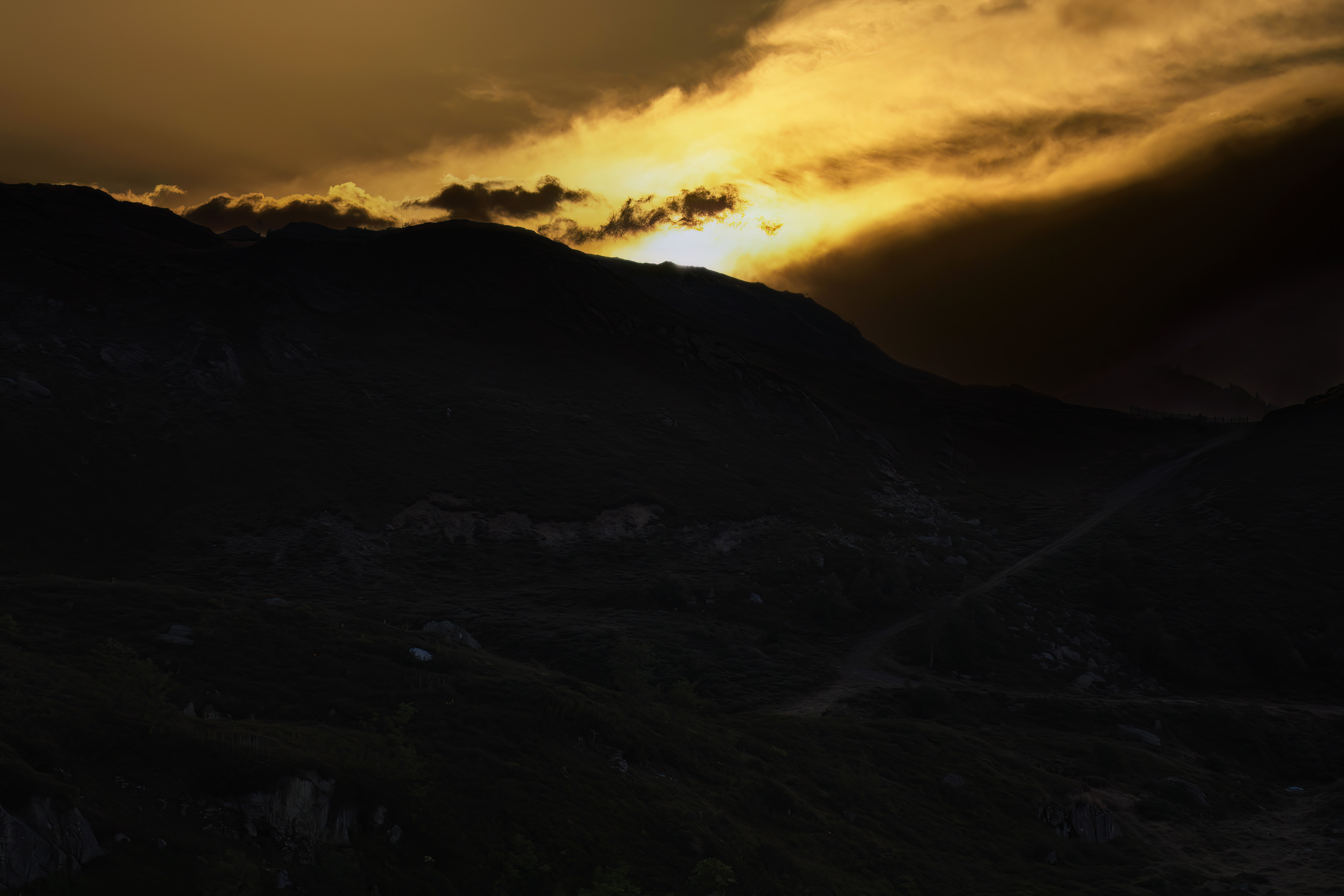 Brasier derrière le Fourcat ጠ Coucher orageux sur les Monts d'Olmes